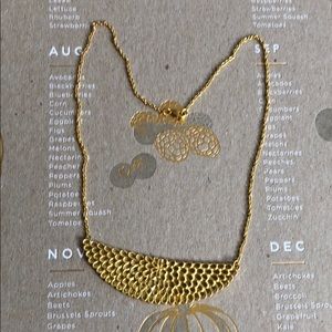 [NEW] Gold Filigree Half Moon Necklace
